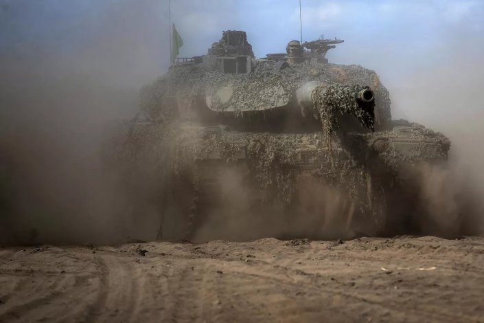Tanque de guerra (também conhecido por carro de combate) alemão Leopard 2A6