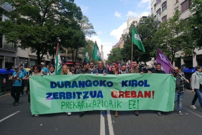 Na faixa, lê-se: «Serviço desportivo de Durango em greve! Não à precarização!»