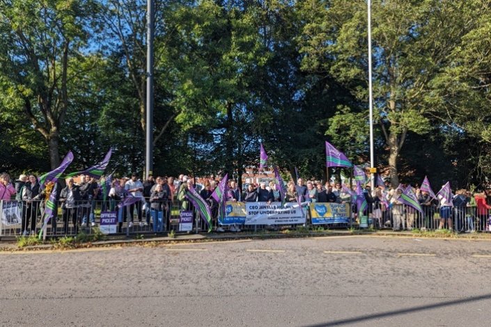 Funcionários de apoio em unidades hospitalares de Merseyside, Noroeste de Inglaterra, em greve esta segunda-feira, 25 de Setembro 