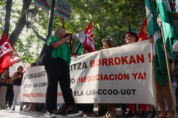 Representantes dos sindicatos ELA, LAB, CCOO e UGT durante uma concentração, em Bilbau, a 26 de Setembro de 2023, a uma semana do primeiro de três dias de greve convocados no sector da Hotelaria biscainho 
