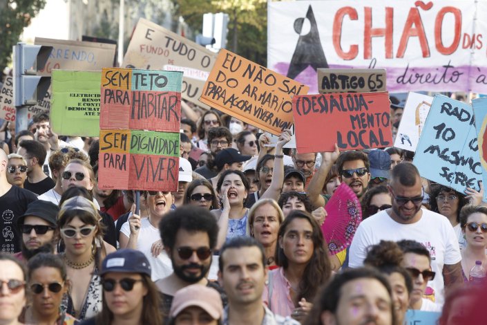 Hoje, por todo país, em mais de 20 cidades, milhares de pessoas saíram à rua e exigiram o cumprimento do direito à Habitação. Os protestos, enquadrados na manifestação «Casa para Viver», convocados por várias organizações, marcaram um importante momento de luta popular e reflectiram o descontentamento e desespero geral com a actual situação vivida, assim como o descontentamento com as políticas de direita, que privilegiam os lucros da banca e os benefícios aos especuladores imobiliários. 30 de Setembro de 2023