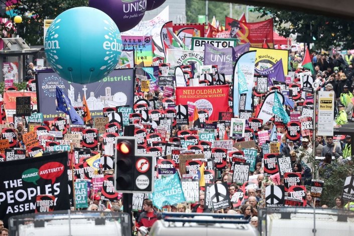 Milhares e milhares de pessoas responderam à convocatória da People's Assembly e manifestaram-se em Manchester contra o Partido Conservador e as políticas de destruição do país
