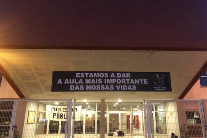 A faixa pendurada nas grades do Agrupamento de Escolas Júlio Dinis, em Gondomar motivou um processo disciplinar contra a directora, por parte da DGEstE, Direção-Geral dos Estabelecimentos Escolares. 