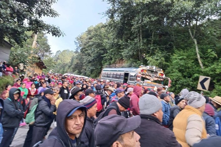 População de Chuipachec, no departamento de Totonicapán, participa numa mobilização e corte de estrada, a 2 de Outubro de 2023, exigindo a demissão de Consuelo Porras e o fim da judicialização do processo eleitoral na Guatemala