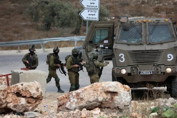 Forças israelitas nas imediações da cidade de Tulkarem, onde ontem mataram dois palestinianos