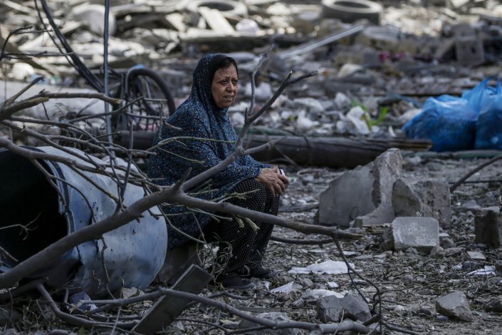 Uma mulher palestiniana está sentada entre os escombros no bairro destruído de Al-Ramal após um ataque aéreo israelita na cidade de Gaza. Mais de 3000 pessoas foram mortas e milhares ficaram feridas em Gaza e em Israel, desde o passado dia 7 de Outubro
