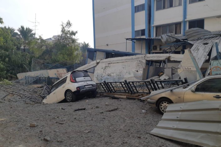 Esta escola gerida pela Agência da ONU para Refugiados Palestinianos (UNRWA), na Faixa de Gaza, foi alvo de bombardeamentos das forças de ocupação israelitas. Nos ataques às escolas geridas pela ONU já morreram 30 estudantes e 9 trabalhadores (outros dois foram assassinados nas suas casas). 10 de Outubro de 2023