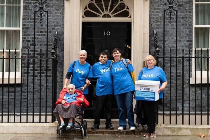 Membros da campanha Dimensions' Save Our Social Care entregam uma petição na residência oficial do primeiro-ministro britânico, em Londres, em Setembro de 2023, em defesa de financiamento para o sector dos cuidados sociais