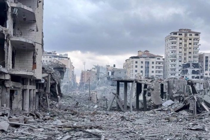 Destruição provocada pelos bombardeamentos israelitas em Khan Younis, na Faixa de Gaza 