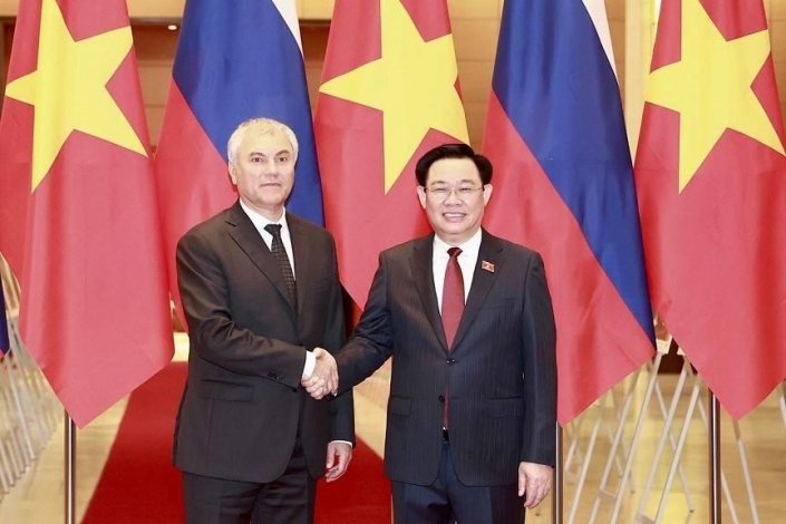 Presidente da Assembleia Nacional do Vietname, Vuong Dinh Hue, e o titular da Duma Estatal da Federação Russa, Vyacheslav Volodin, cumprimentam-se em Hanói, a 15 de Outubro de 2023 
