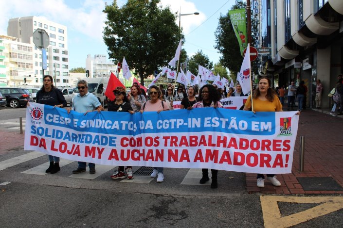 A manifestação em solidariedade com os oito trabalhadores suspensos ilegalmente pela Auchan (por, por exemplo, terem aderido a greves) levou dezenas de pessoas hoje, 18 de Outubro de 2023, às ruas da Amadora. A acção foi convocada pelo Sindicato dos Trabalhadores do Comércio, Escritórios e Serviços de Portugal (CESP/CGTP-IN). 