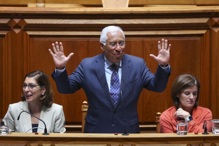 O primeiro-ministro, António Costa, ladeado por Ana Catarina Mendes e Mariana Vieira da Silva, intervém no debate quinzenal na Assembleia da República, em Lisboa, 18 de Outubro de 2023