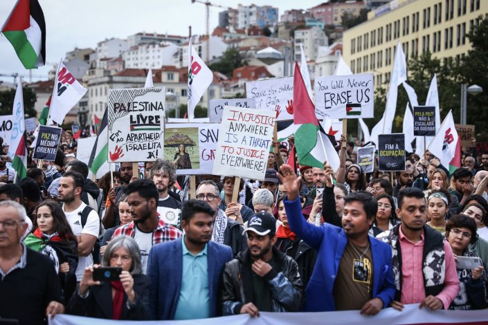 Muitas centenas de pessoas participaram na acção Fim à Agressão a Gaza, Paz no Médio Oriente organizada pelo Conselho Português para a Paz e Cooperação (CPPC), Movimento pelos Direitos do Povo Palestino e pela Paz no Médio Oriente (MPPM), e a Confederação-Geral dos Trabalhadores Portugueses - Intersindical Nacional (CGTP-IN). Lisboa, 18 de Outubro de 2023