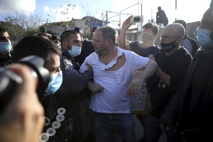 Ofer Cassif, deputado comunista no parlamento de Israel, foi violentamente espancado pelas forças policiais israelitas a 9 de Abril de 2021, num protesto contra despejos em Jerusalém Oriental. Antes da sua eleição, em 2019, Cassif, doutorado em filosofia política pela London School of Economics, deu aulas de ciência política na Universidade de Tel Aviv.