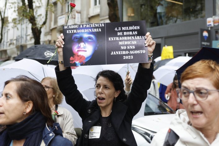 Médicos protestam durante uma acção de luta, no primeiro de dois dias de greve convocada pela Federação Nacional dos Médicos (FNAM), em defesa da carreira médica e do Serviço Nacional de Saúde (SNS), em frente ao Ministério da Saúde, Lisboa, 17 de Outubro de 2023. Na imagem, uma médica denuncia o recurso a mais de 4,3 milhões de horas extra no SNS, entre Janeiro e Agosto de 2023 