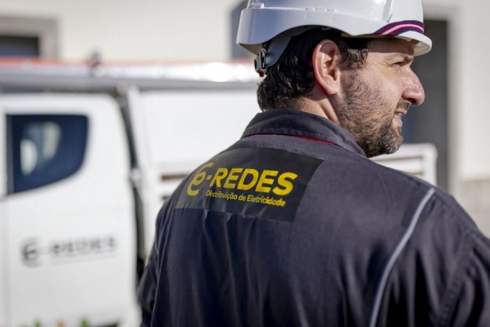 Em 2021, a EDP Distribuição, responsável pela rede de distribuição de electricidade em Portugal, passou a denominar-se E-Redes, pelo «dinamismo» da letra E «no meio digital».
