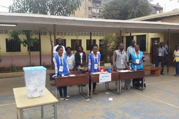 Mesa de voto em Luanda