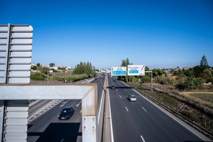 Aspecto do IC20, via rápida que liga Almada e a Costa da Caparica, no troço Almada-Funchalinho, em que apresenta três faixas de rodagem