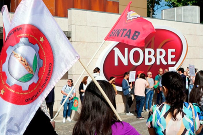 Concentração de trabalhadores à entrada da Nobre Alimentação, em Rio Maior, em Abril de 2023
