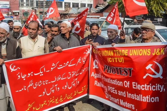 Trabalhadores e dirigentes sindicais do CITU participam num protesto contra a alienação do património do Estado e as privatizações do sector público na Índia, em Srinagar (Jamu e Caxemira), a 6 de Novembro de 2023 