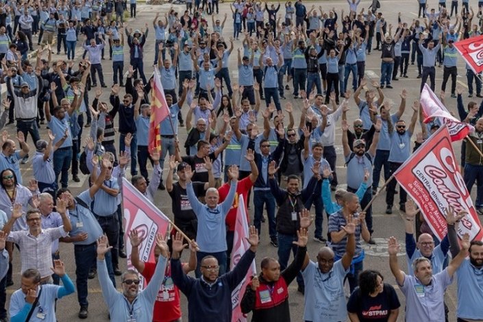 Trabalhadores reunidos em plenário, a 6 de Novembro de 2023, à porta da fábrica da GM em São José dos Campos (estado de São Paulo)