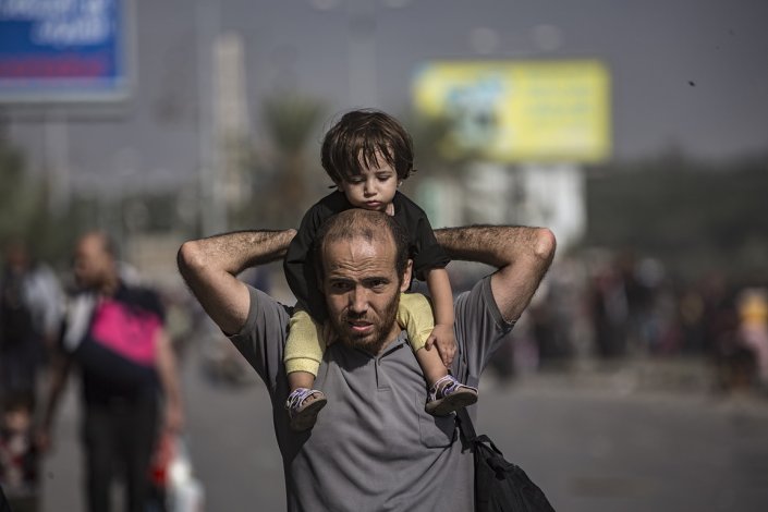 Um pai e o seu filho fogem, com milhares de outros palestinianos, para o sul da Faixa de Gaza, tentando escapar aos bombardeamentos indiscriminados de Israel, Bureij, 9 de Novembro de 2023. Gustavo Petro, presidente da Colômbia, anunciou hoje que o seu país vai apoiar a denúncia apresentada pela Argélia contra o primeiro-ministro israelita, Benjamin Netanyahu, por crimes de guerra, no Tribunal Penal Internacional. 