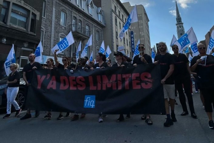 Trabalhadores filiados na FIQ protestam, em Setembro de 2023, por melhores condições no sector da Saúde no Quebeque