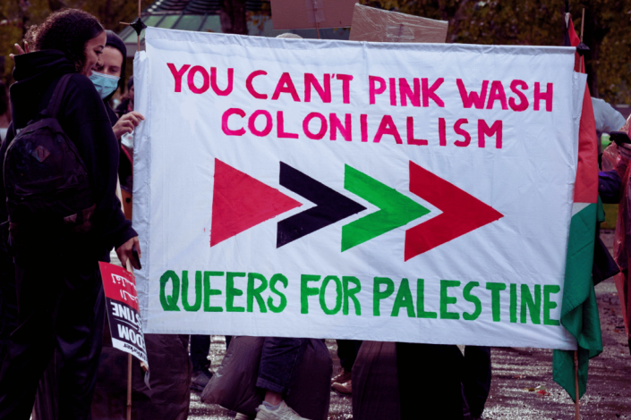 <em>You can't pinkwash colonialism, queers for Palestine /</em> Não podem fazer <em>pinkwashing</em> ao colonialismo, <em>queers</em> pela Palestina
