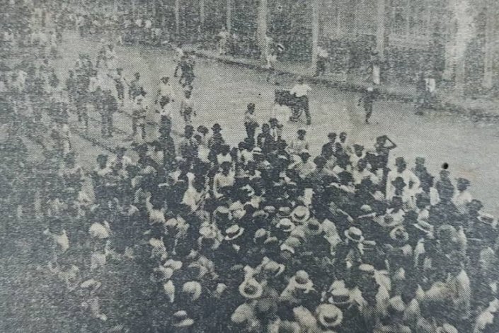 Manifestação de trabalhadores em Guayaquil no contexto de uma greve geral, dias antes do massacre, a 12 de Novembro de 1922