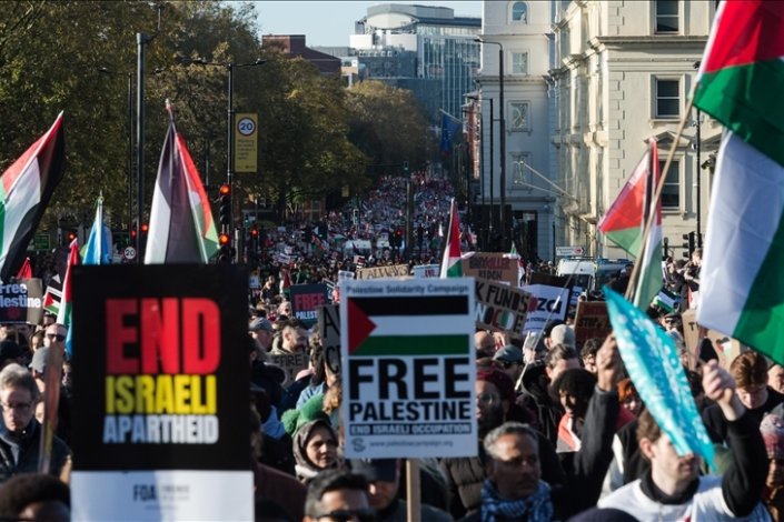 Com uma participação que pode exceder as 800 mil pessoas, segundo estimativas dos organizadores, a marcha realizada hoje, 11 de Novembro, em Londres, Inglaterra, de solidariedade com a Palestina, terá sido a maior manifestação em defesa da paz no país desde a invasão do Iraque, em 2003. Suella Braverman, Secretária de Estado para Assuntos Internos do Reino Unido, considerou que se tratava de uma «marcha de ódio», incentivando os contra-protestos violentos por parte da extrema-direita.
