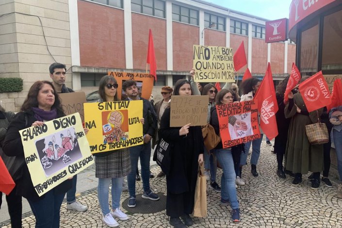 Mais de 150 trabalhadores do Call Center da Segurança Social de Castelo Branco estiveram hoje, 13 de Novembro de 2023, em greve. A empresa responsável por este centro, a Reditus, pratica »terrorismo laboral», acusa o Sinttav/CGTP-IN: os trabalhadores são proibidos de usar a casa de banho; as folhas de ponto são alteradas pela empresa e pagam os subsídios de férias em duodécimos.
