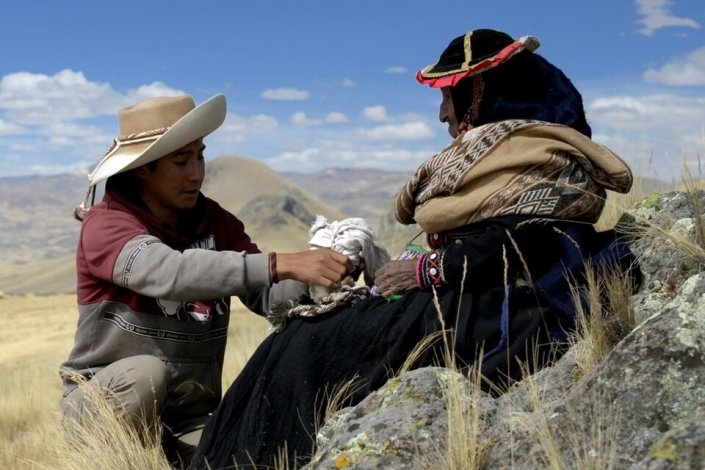 Num momento em que deputados peruanos da direita querem cortar os apoios a filmes nacionais, o filme «Kinra», gravado em quéchua, é reconhecido como uma obra-prima e uma descoberta