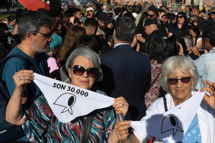 Milhares de pessoas mobilizaram-se em Buenos Aires em defesa da democracia e contra as propostas da candidatura de La Libertad Avanza