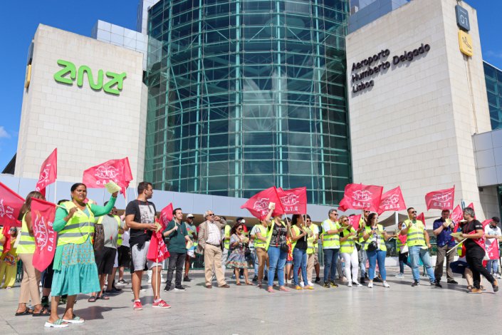 Trabalhadores da SAMSIC em greve, no Aeroporto de Lisboa. Até à greve de 3 e 4 de Outubro, a administração da empresa insistia em rejeitar todas as reivindicações dos funcionários.
