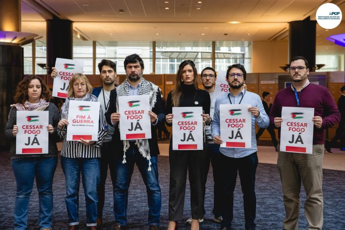 Por iniciativa dos deputados do PCP no PE, realizou-se uma acção que reuniu deputados de vários grupos políticos para apelar a um cessar-fogo imediato na Faixa de Gaza e nos outros territórios palestinianos ocupados. Na imagem, Sandra Pereira e João Pimenta Lopes, do PCP, com elementos do gabinete de apoio do partido no Parlamento Europeu. 
