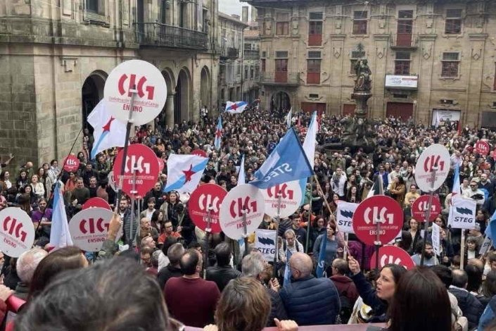 Milhares de pessoas enchem uma praça na capital galega em defesa do ensino público