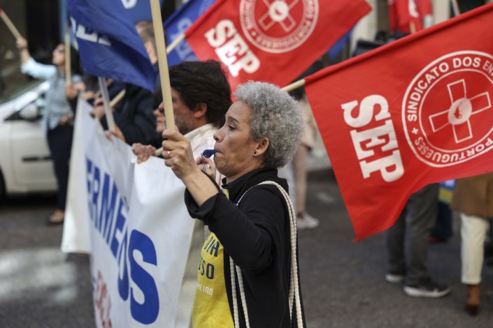 «Há Dinheiro, É Possível - Só Não Há Vontade». Enfermeiros concentrados em frente ao Ministério da Saúde, em Lisboa, exigiram o fim da «discriminação negativa» de que são alvo. Sindicato dos Enfermeiros Portugueses (SEP/CGTP-IN) considera «possível e urgente» que o Governo resolva os problemas. 21 de Novembro de 2023