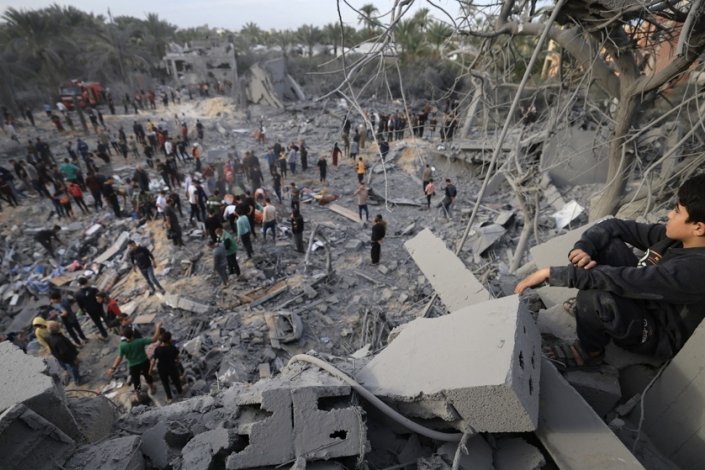 Zona destruída pelos bombardeamentos israelitas em Khan Younis, no Sul da Faixa de Gaza, a 22 de Novembro de 2023