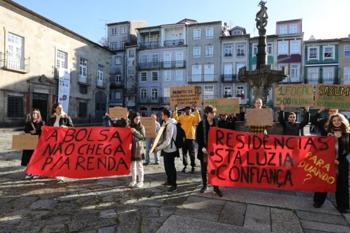 Frente à Reitoria, no Largo do Paço, em Braga, estudantes da Universidade do Minho reclamam condições nas residências, a 22 de Novembro de 2023 