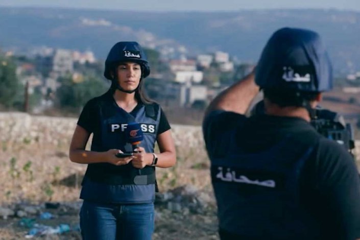 Farah Omar, de frente na imagem, fez uma reportagem em directo minutos antes de ser assassinada por um míssil israelita no Sul do Líbano