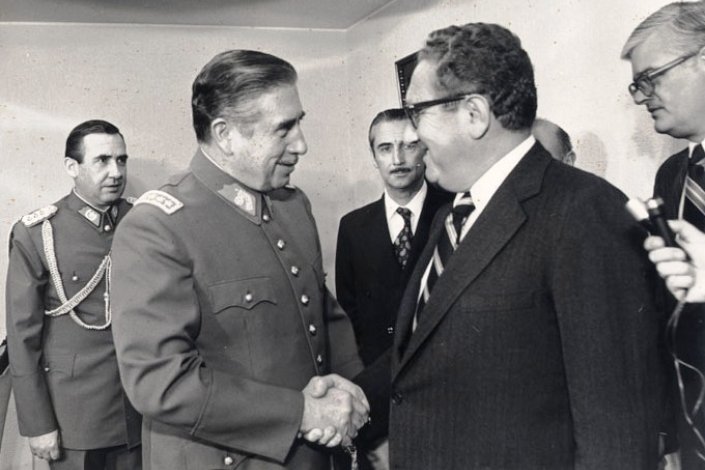 Henry Kissinger, secretário de Estados EUA, cumprimenta o ditador Augusto Pinochet, durante visita ao Chile realizada em 1976