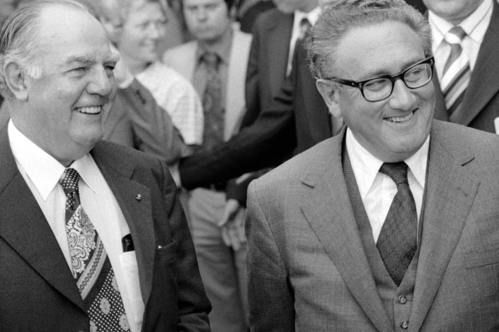 Henry Kissinger, secretário de Estado dos EUA, com o primeiro-ministro sul-africano do apartheid, John Vorster, durante um encontro na Alemanha Ocidental, em Junho de 1976