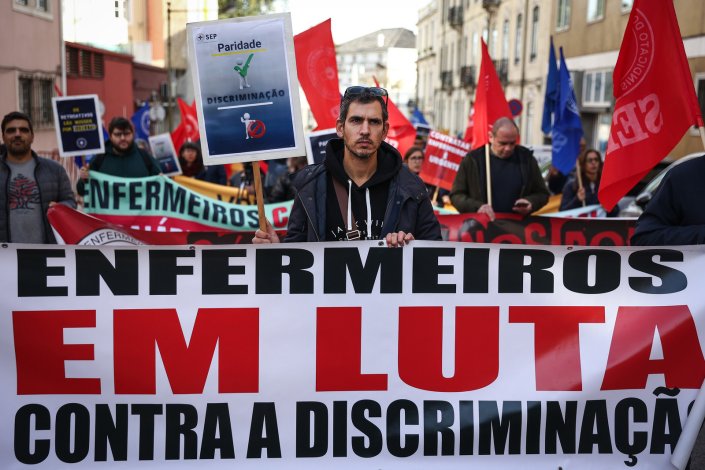 O Sindicato Enfermeiros Portugueses convocou hoje uma concentração para frente à residência oficial do primeiro-ministro para exigir a paridade da carreira de enfermagem com a carreira técnica superior da administração pública, medidas que acabem com a discriminação dos enfermeiros e o fim da precariedade. 6 de Dezembro de 2023