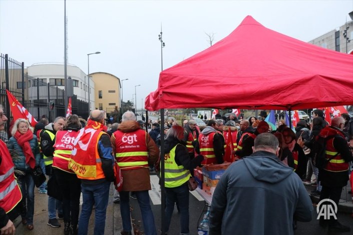 Concentração de apoio à dirigente sindical da CGT Myriam Lebkiri, intimada a depor em Pontoise, a 8 de Dezembro de 2023 
