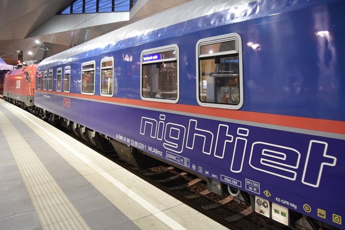 Comboio da parceria europeia «Nightjet» na estação ferroviária de Viena (Áustria)