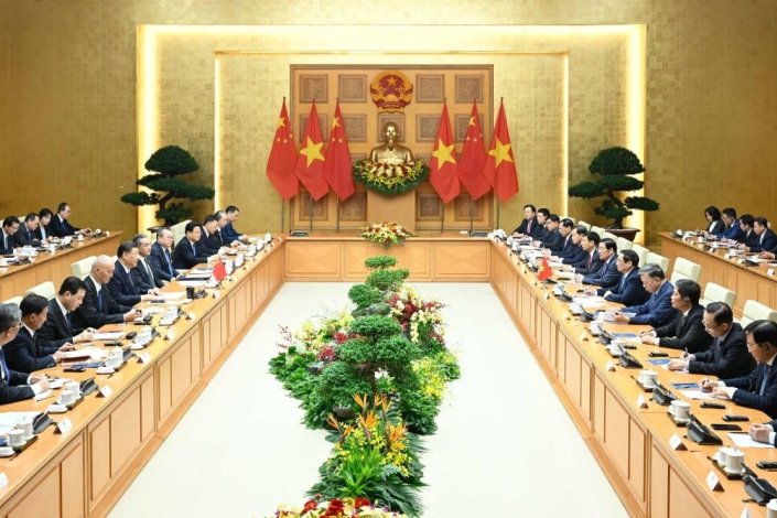 Xi Jinping, presidente chinês e secretário-geral do Partido Comunista da China, reúne-se em Hanói, a 13 de Dezembro de 2023, com o primeiro-ministro vietnamita, Pham Minh Chinh