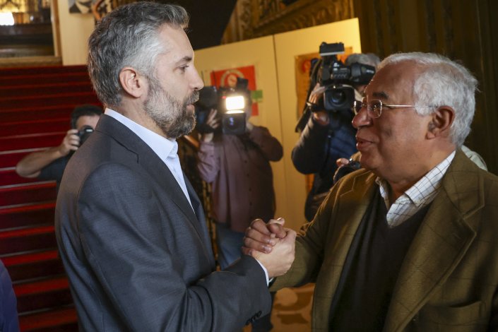 O secretário-geral eleito do Partido Socialista (PS), Pedro Nuno Santos (E), cumprimenta o secretário-geral cessante, António Costa, na sede do PS, em Lisboa, a 17 de Dezembro de 2023