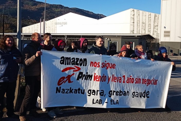 Trabalhadores em greve no centro logístico da Amazon em Trapagaran, na Biscaia