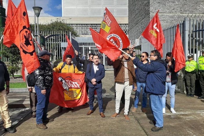 Um grupo de trabalhadores contestou a aprovação da nova lei, que contempla uma amnistia tributária, junto à Assembleia Nacional, em Quito, a 19 de Dezembro de 2023 