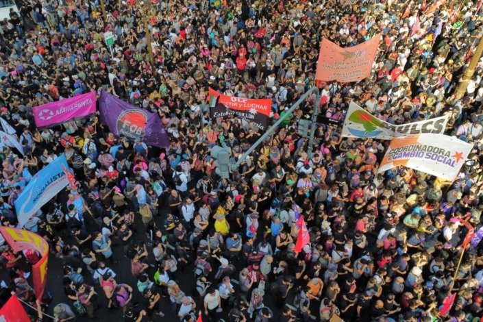 Milhares manifestaram-se em Buenos Aires, a 20 de Dezembro de 2023, contra as medidas de Javier Milei e em defesa do direito de manifestação